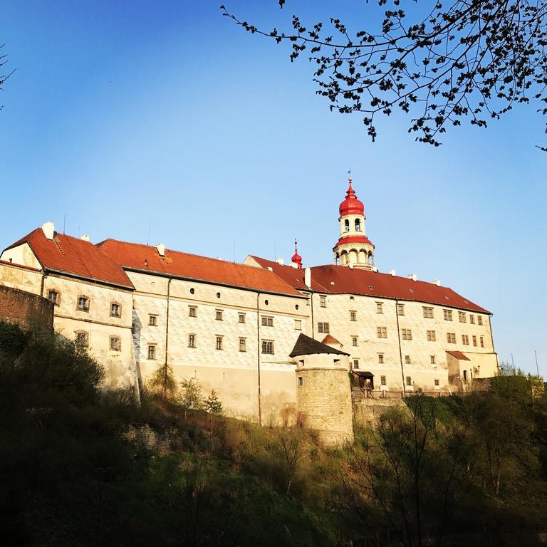 Pod Nachodskym Zamkem Apartment Luaran gambar